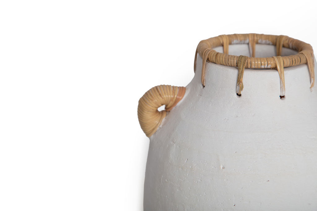 Usiris White Decorative Vase