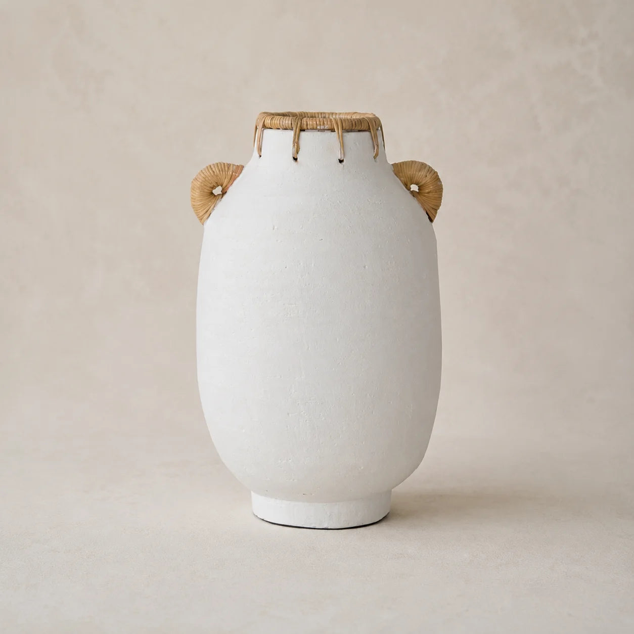 Usiris White Decorative Vase